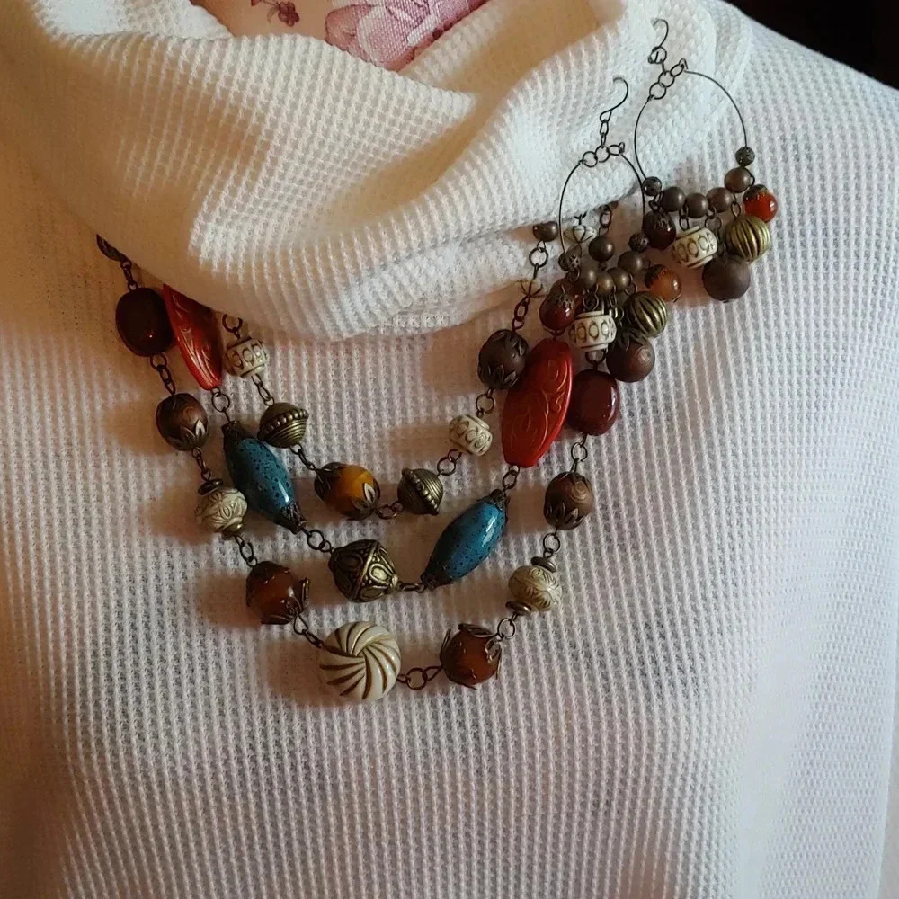 Costume jewelry necklace and earring set - Picture 3 of 4